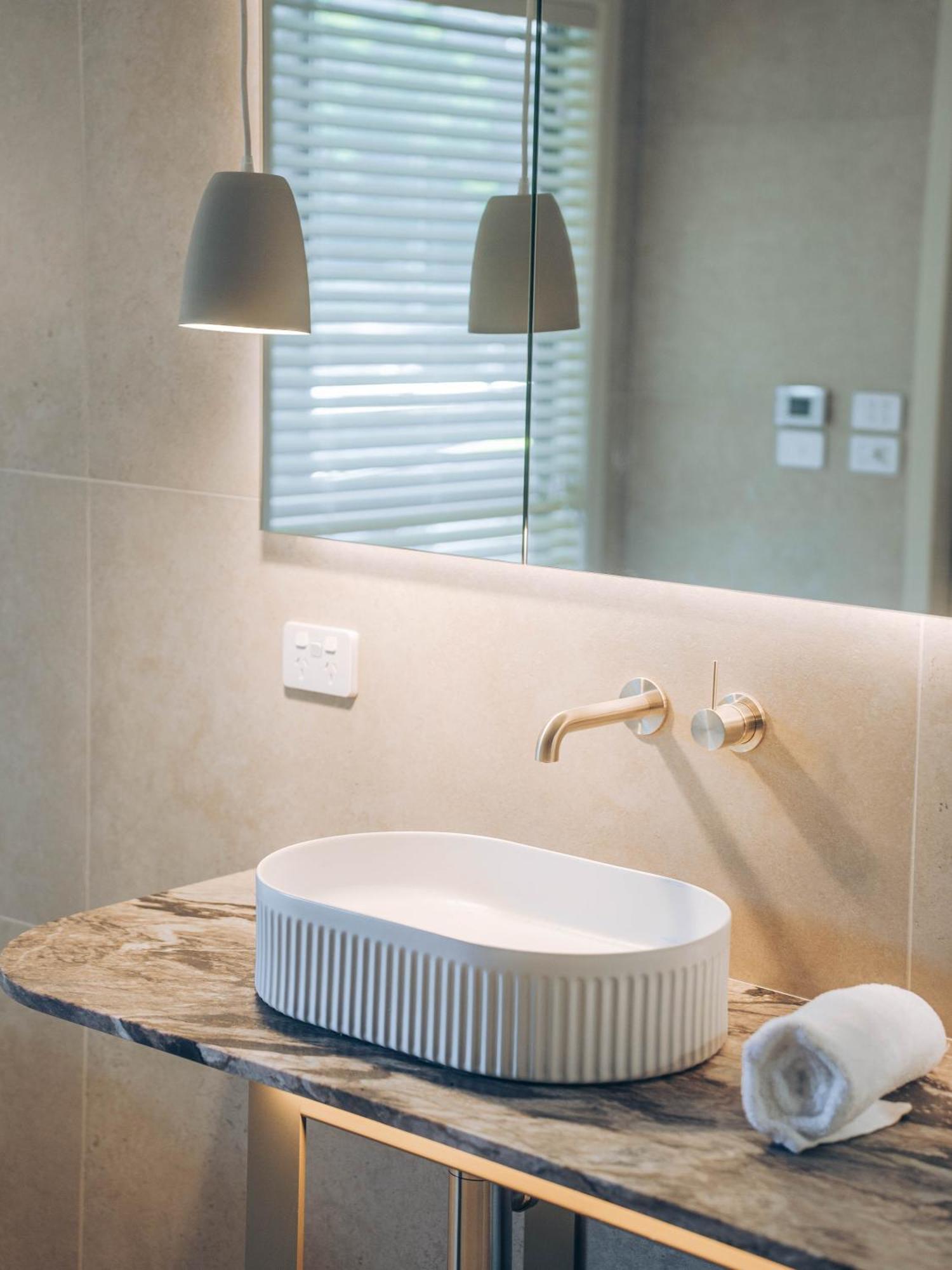 Risby Cove Boutique Hotel Strahan Esterno foto