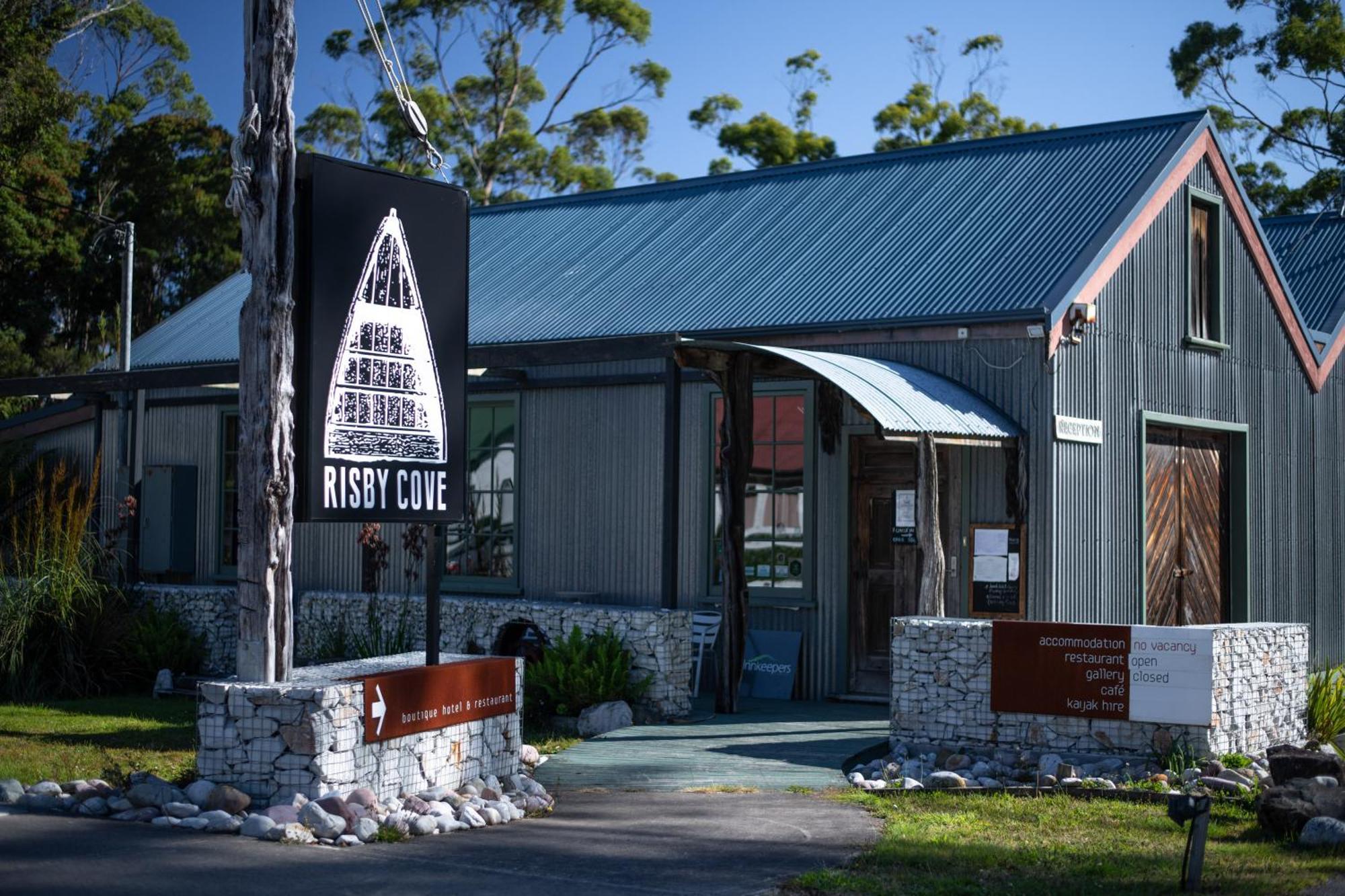 Risby Cove Boutique Hotel Strahan Esterno foto