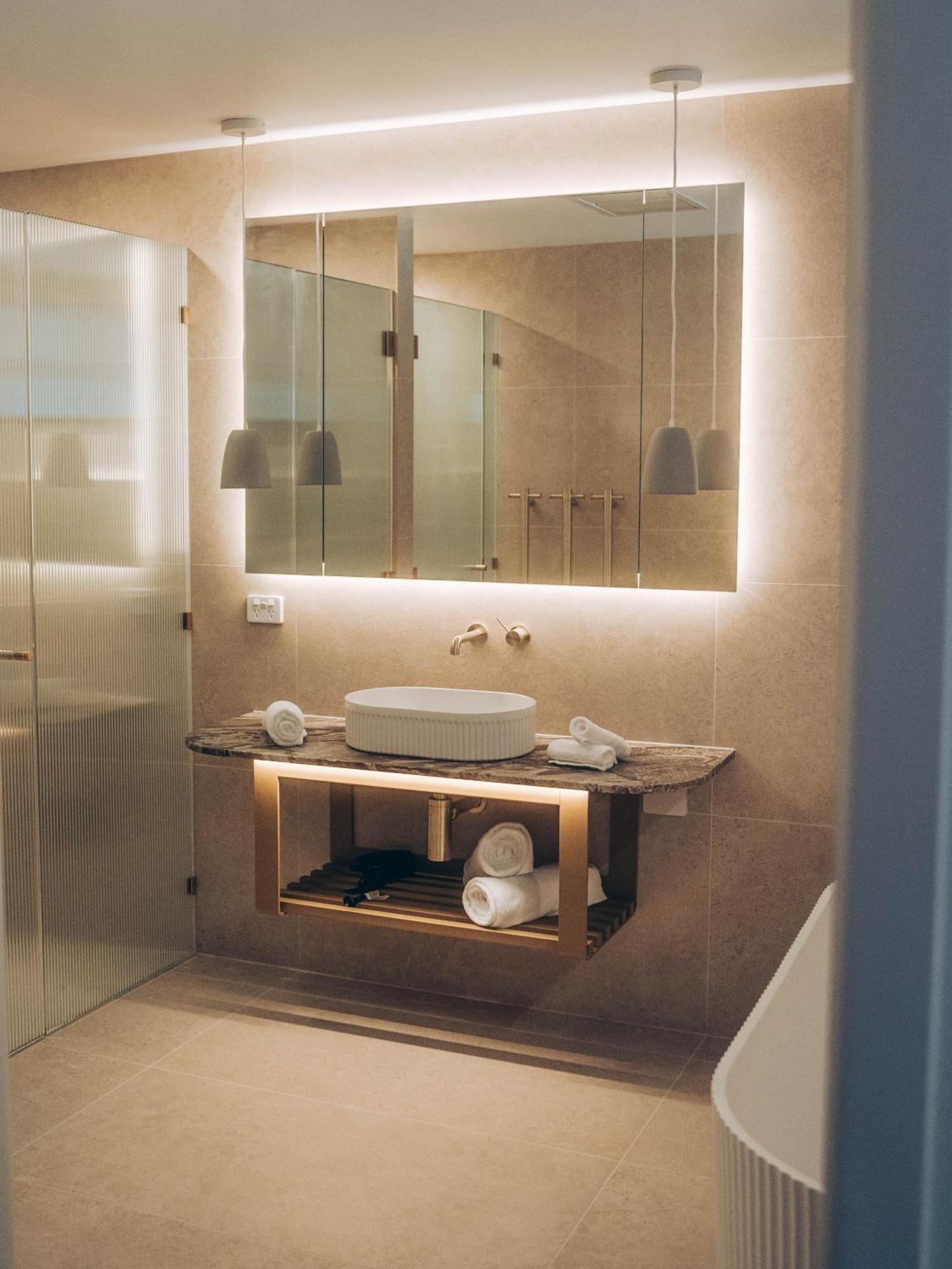 Risby Cove Boutique Hotel Strahan Esterno foto