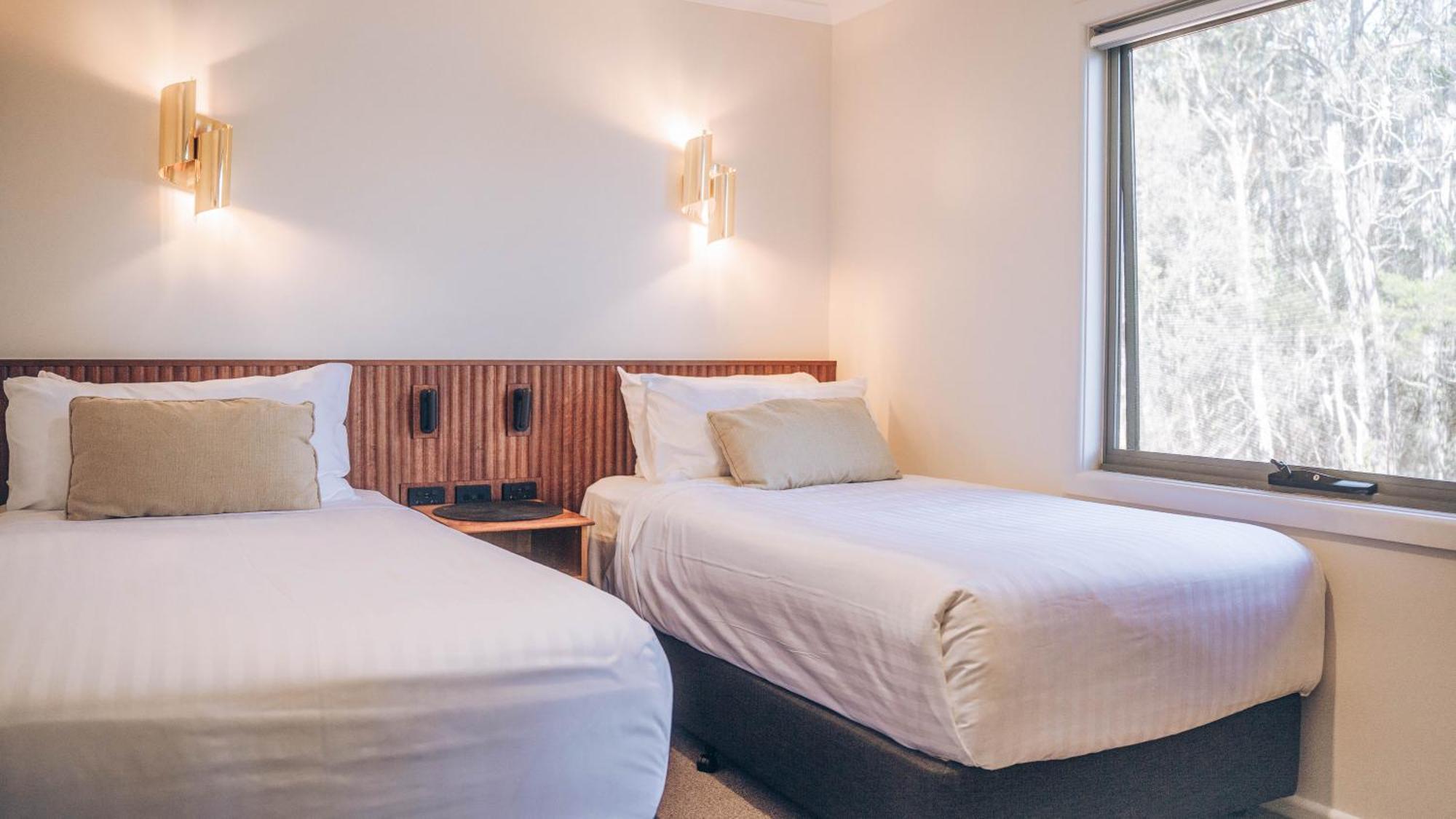 Risby Cove Boutique Hotel Strahan Esterno foto