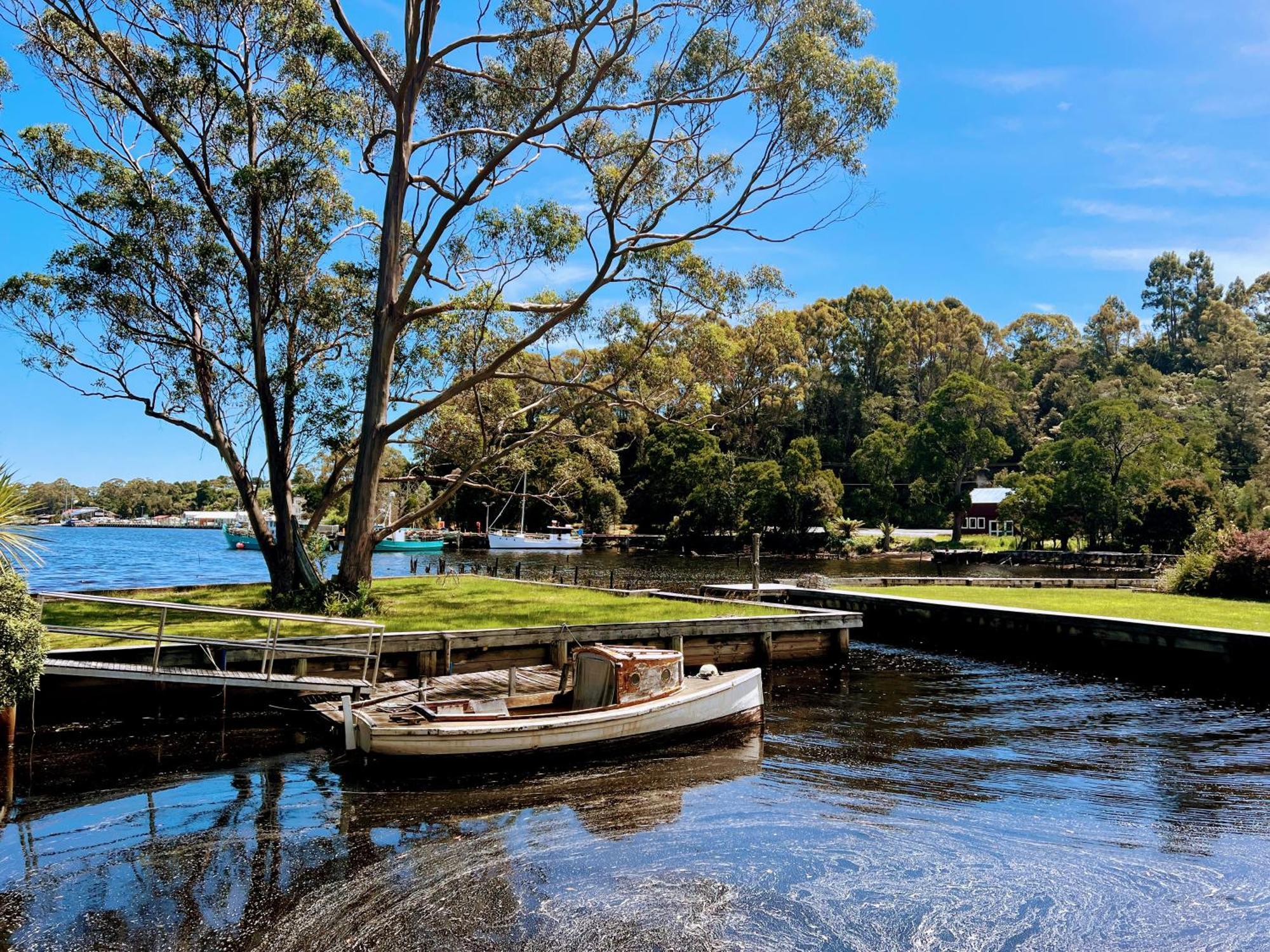 Risby Cove Boutique Hotel Strahan Esterno foto