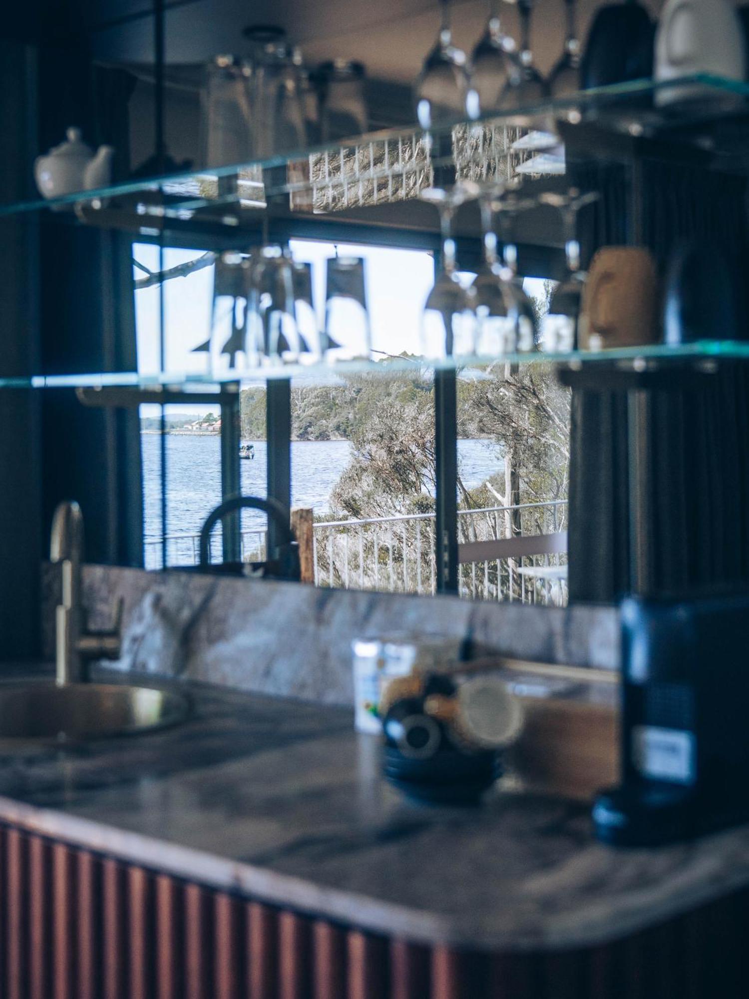 Risby Cove Boutique Hotel Strahan Esterno foto