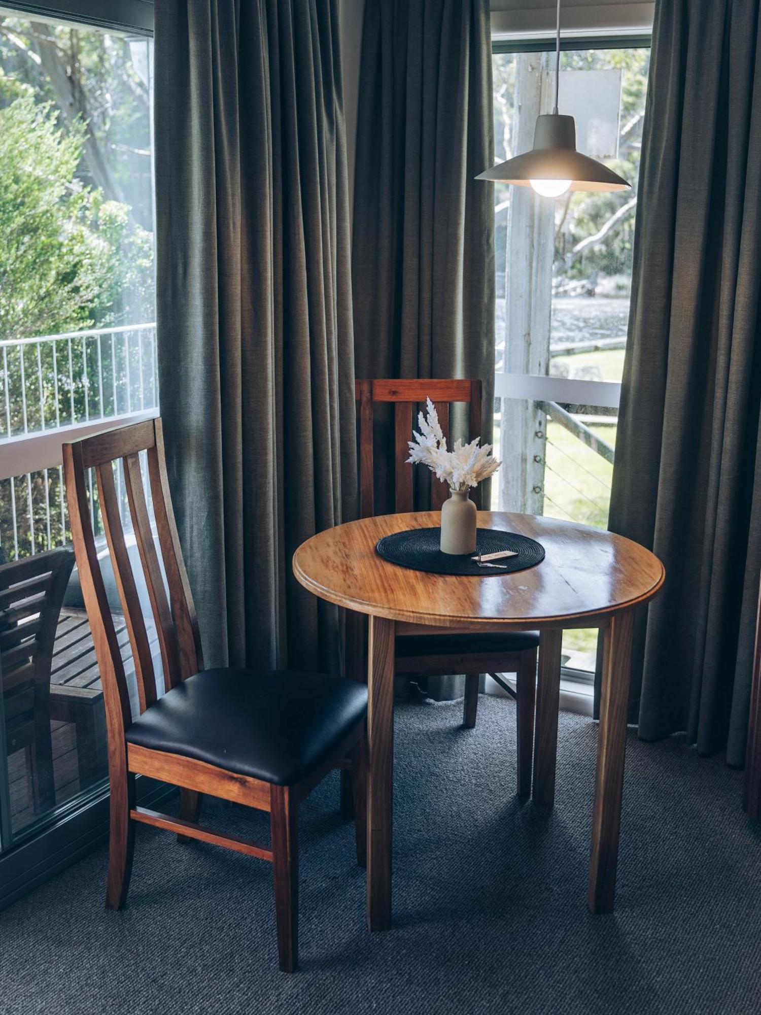 Risby Cove Boutique Hotel Strahan Esterno foto