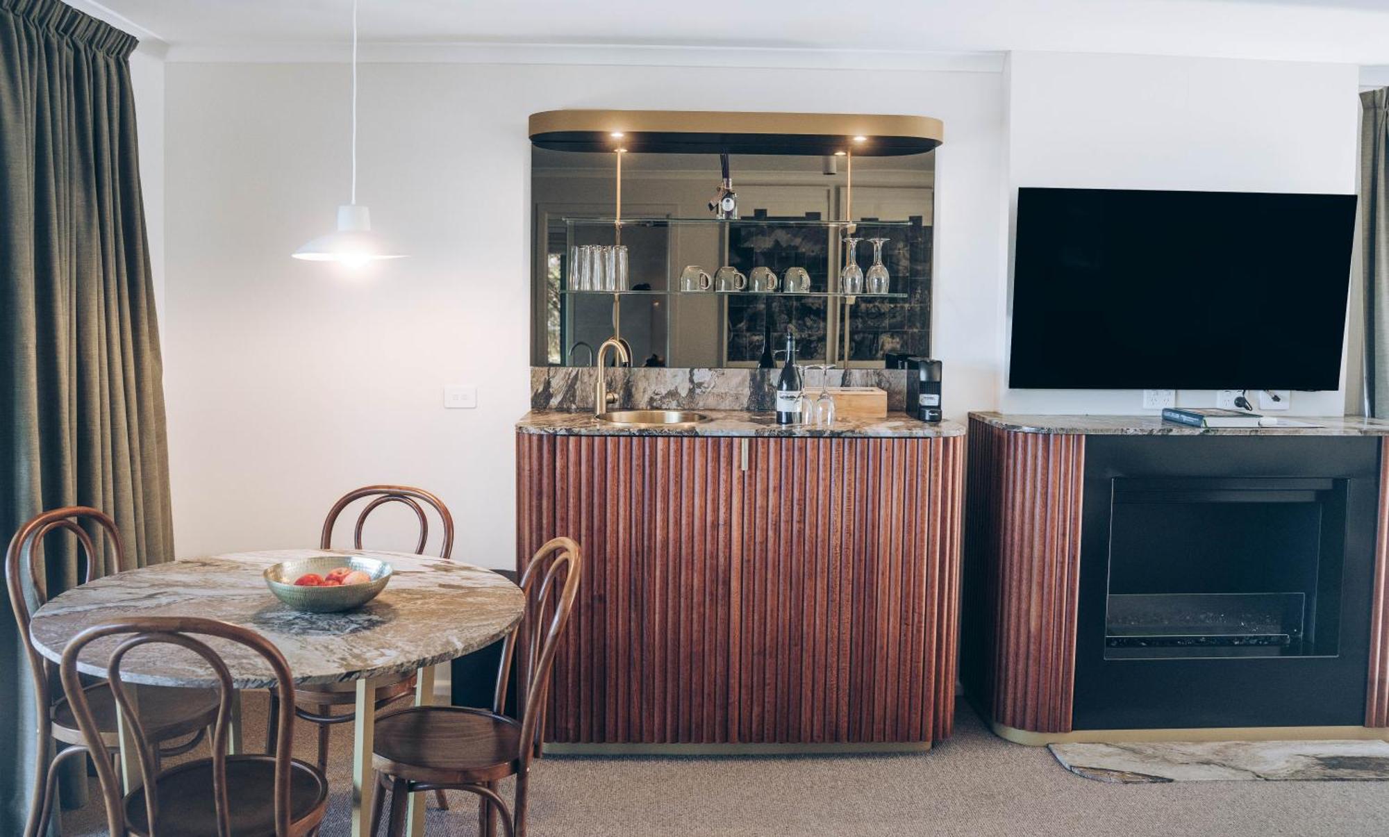 Risby Cove Boutique Hotel Strahan Esterno foto