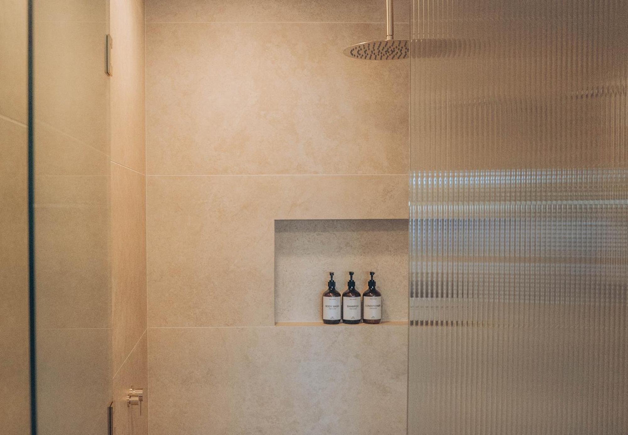 Risby Cove Boutique Hotel Strahan Esterno foto
