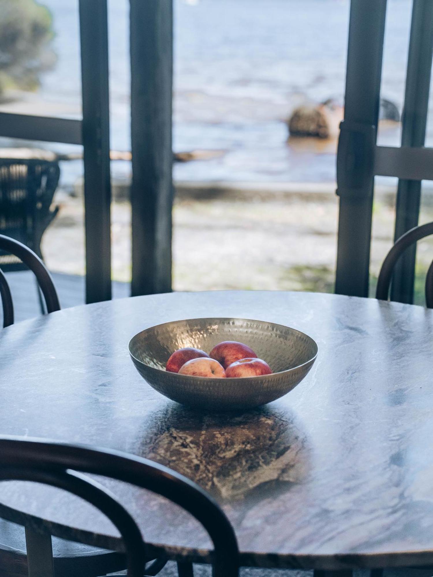Risby Cove Boutique Hotel Strahan Esterno foto