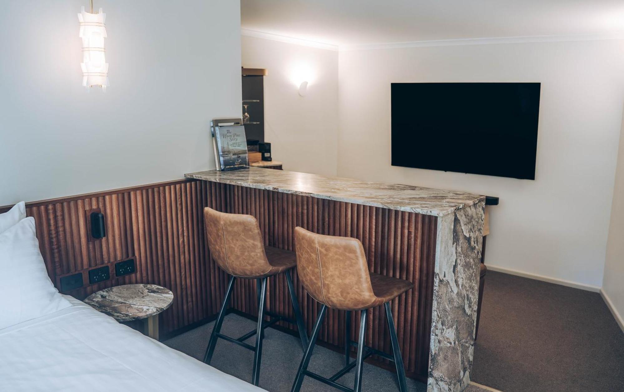 Risby Cove Boutique Hotel Strahan Esterno foto