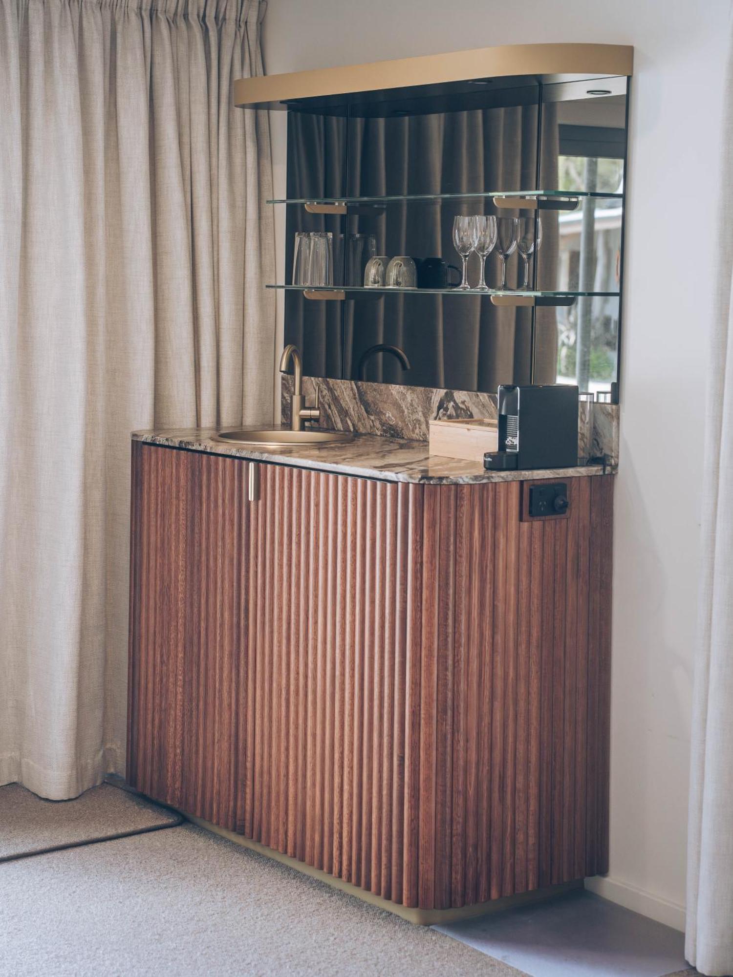 Risby Cove Boutique Hotel Strahan Esterno foto