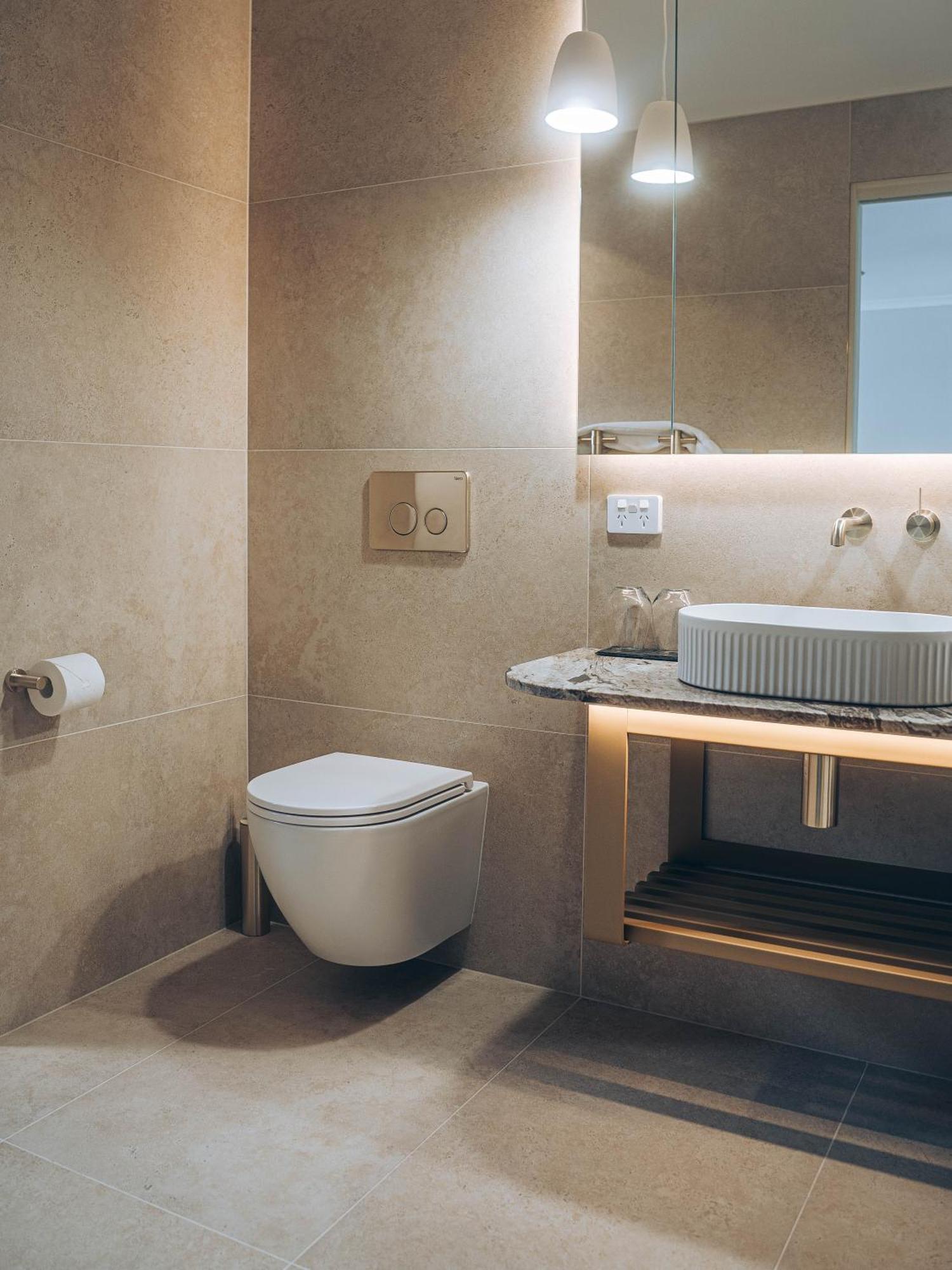 Risby Cove Boutique Hotel Strahan Esterno foto