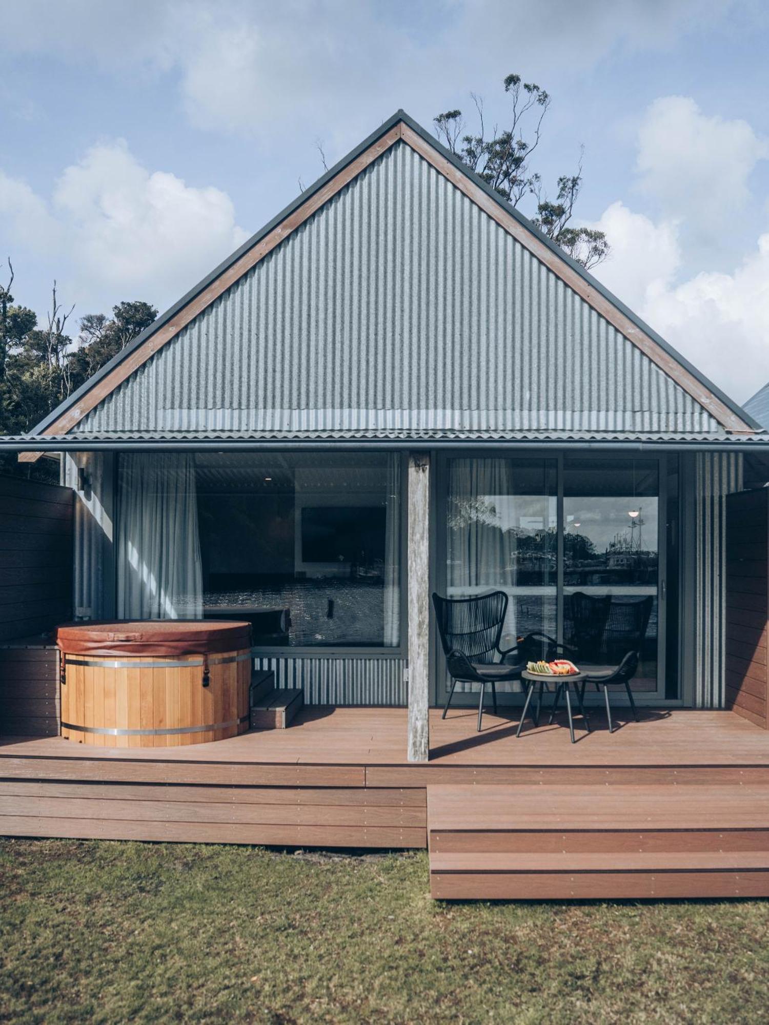 Risby Cove Boutique Hotel Strahan Esterno foto
