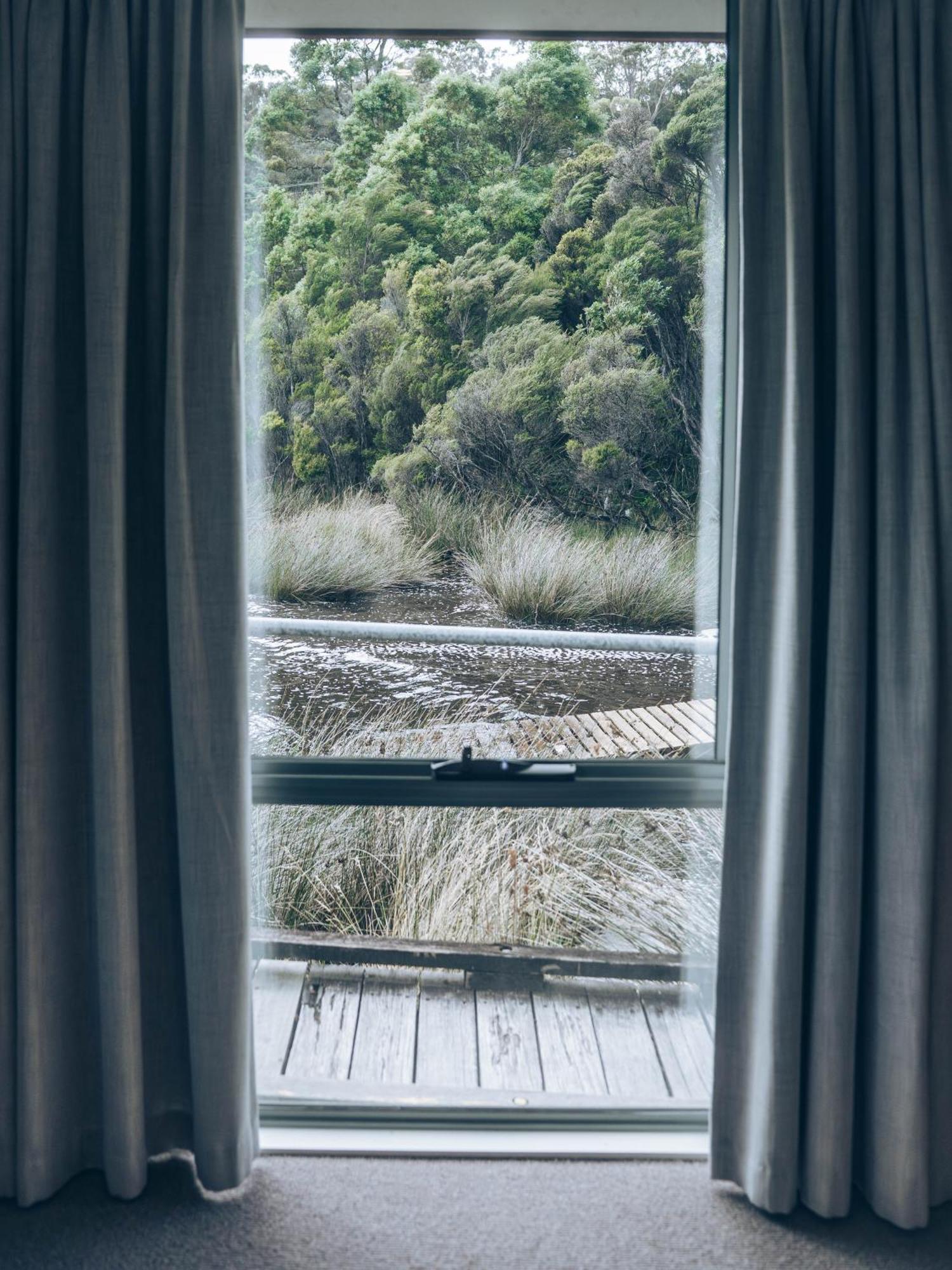 Risby Cove Boutique Hotel Strahan Esterno foto