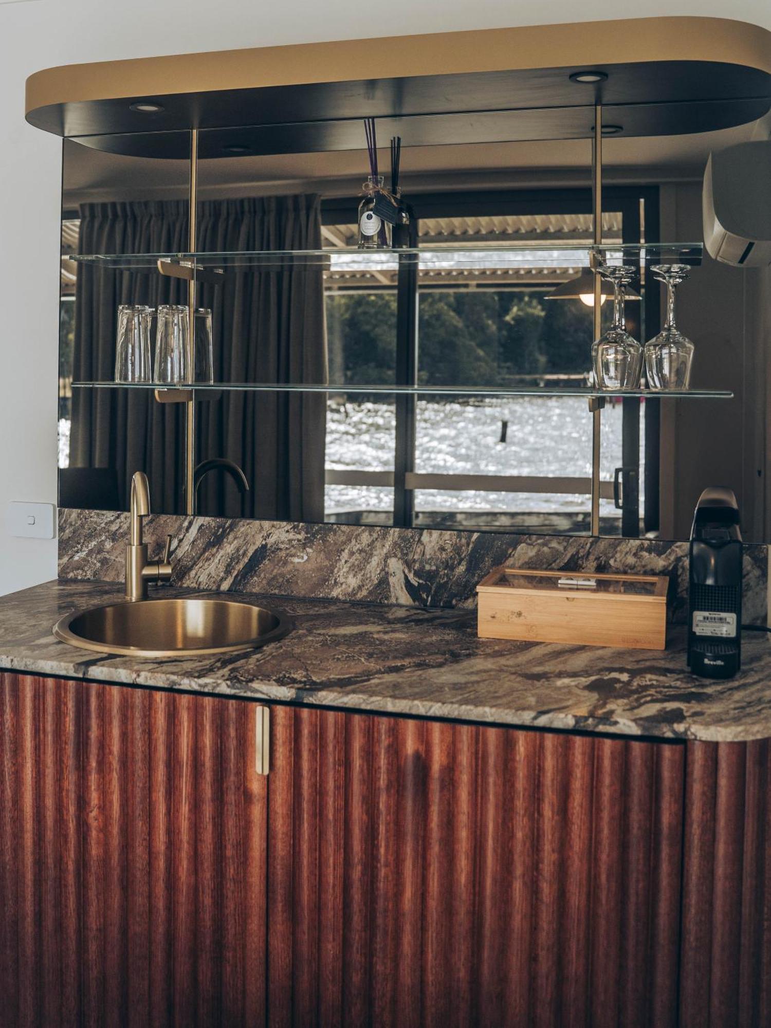 Risby Cove Boutique Hotel Strahan Esterno foto