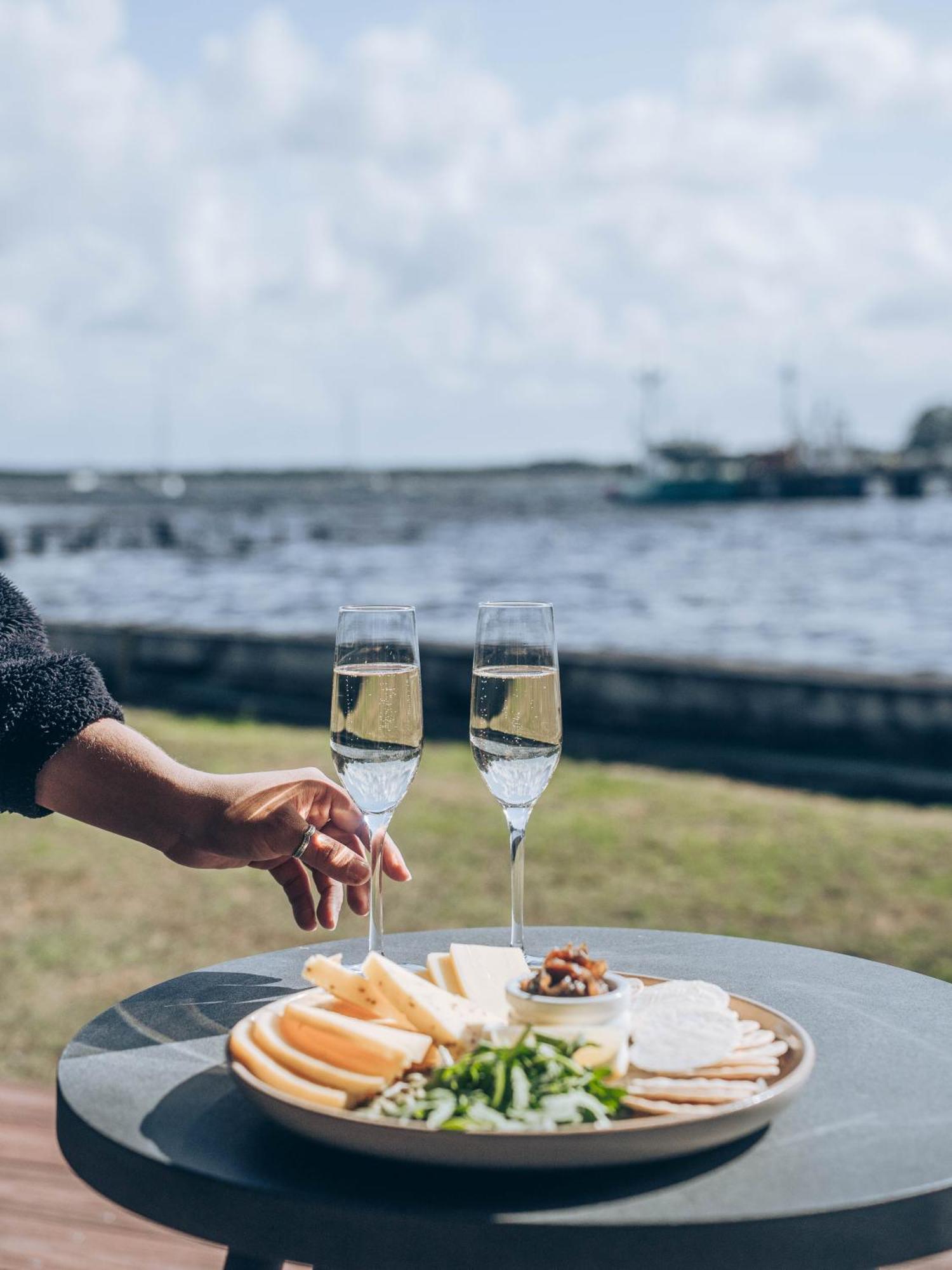 Risby Cove Boutique Hotel Strahan Esterno foto