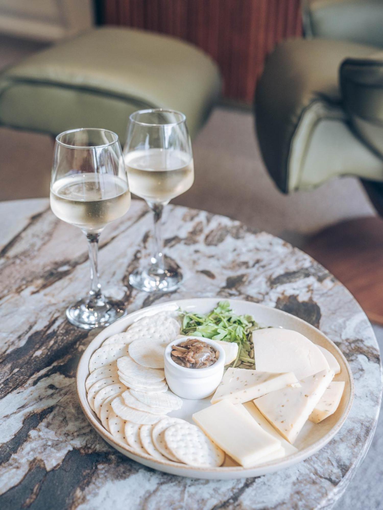 Risby Cove Boutique Hotel Strahan Esterno foto