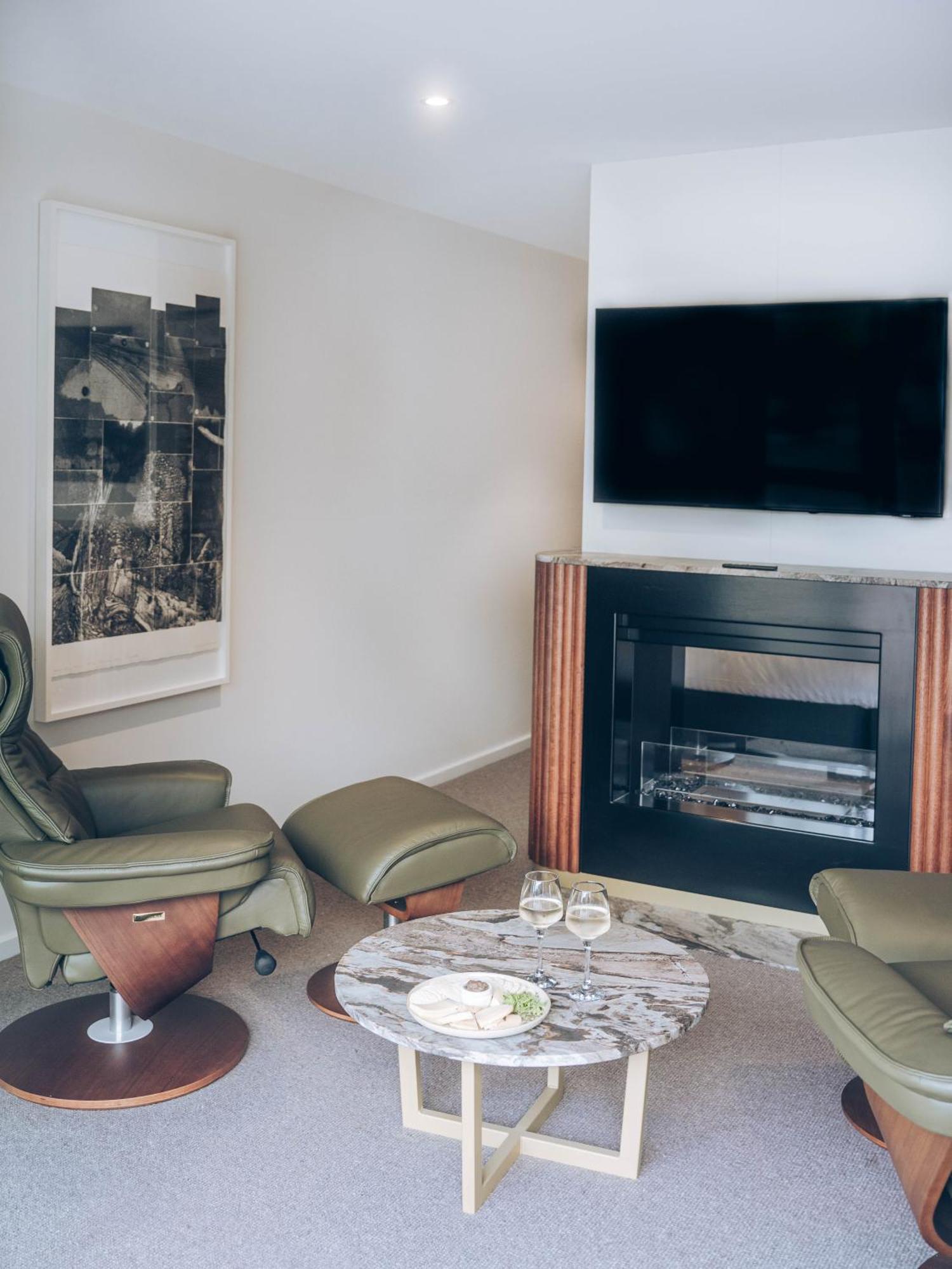Risby Cove Boutique Hotel Strahan Esterno foto